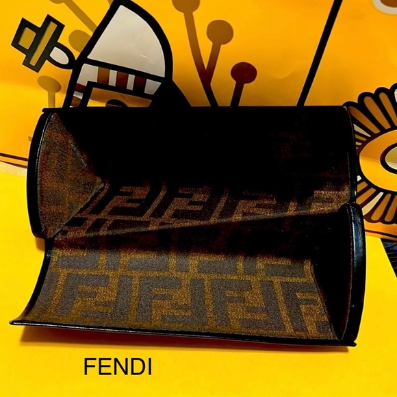 🆕FENDİ LEATHER SUNGLASSES HARD CASE SUNGLASSES NOT INCLUDED - Picture 1 of 6